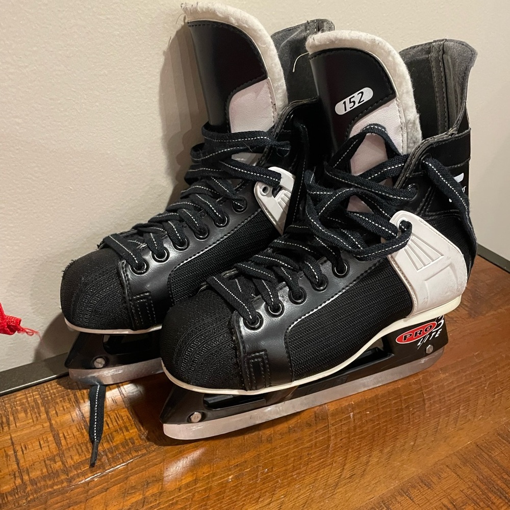 CCM 247 Tacks 152 Ice Skates
